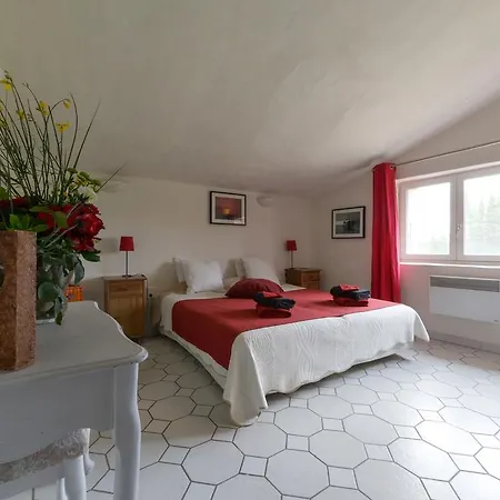 Le Vieux Platane Guest house 4*